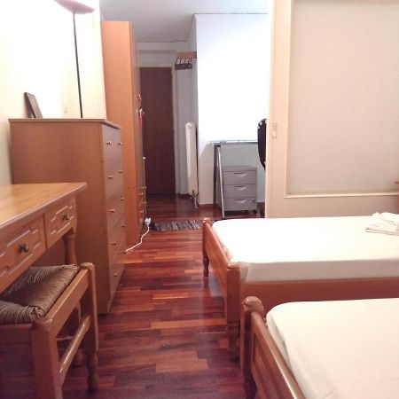 Studio In Athens Luaran gambar