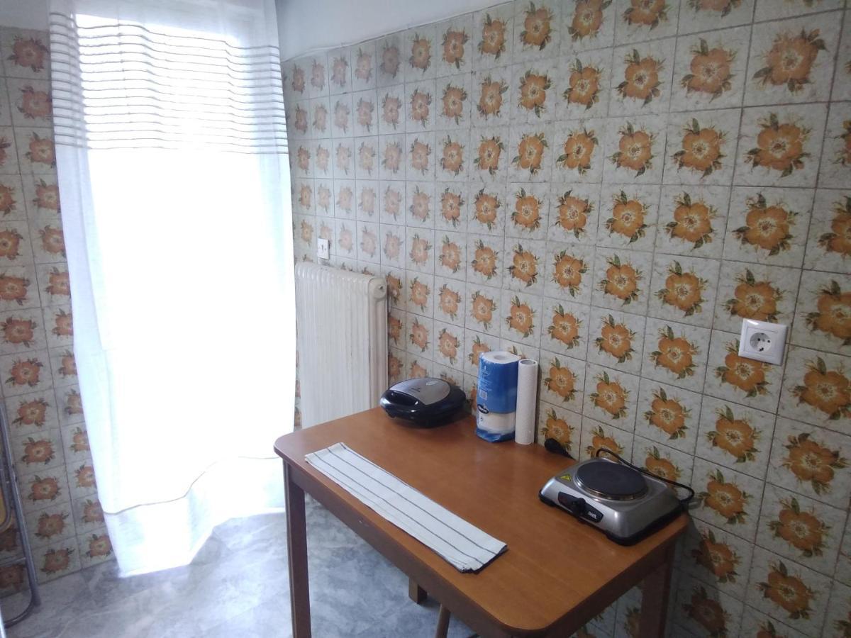 Studio In Athens Luaran gambar