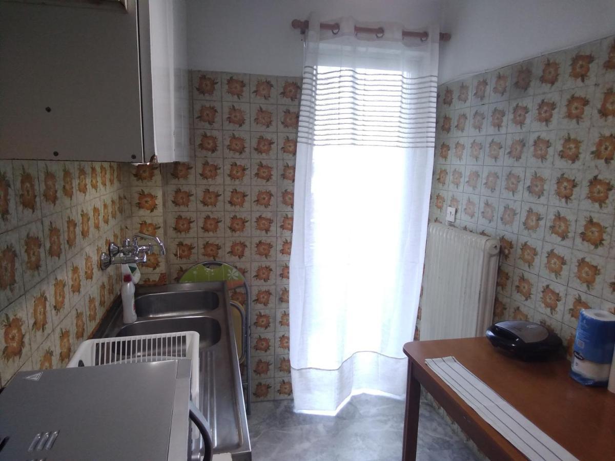 Studio In Athens Luaran gambar