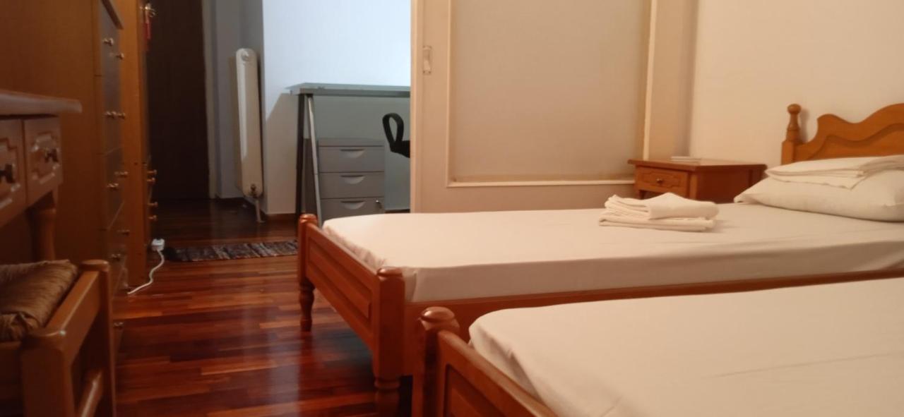 Studio In Athens Luaran gambar