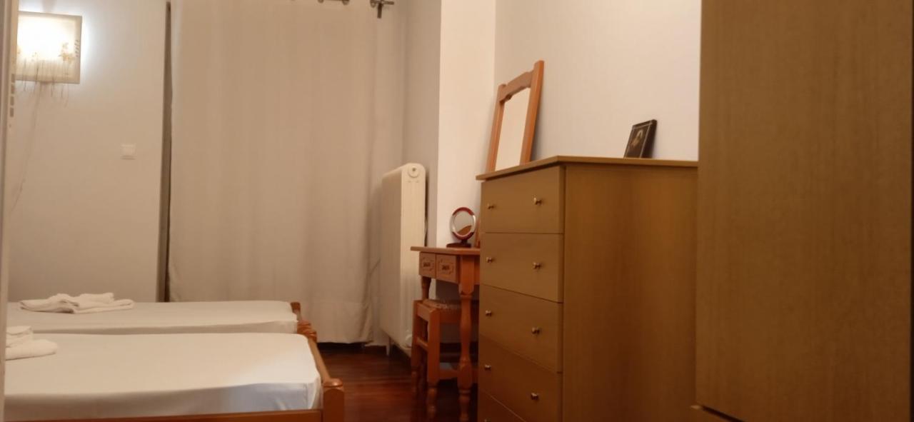 Studio In Athens Luaran gambar