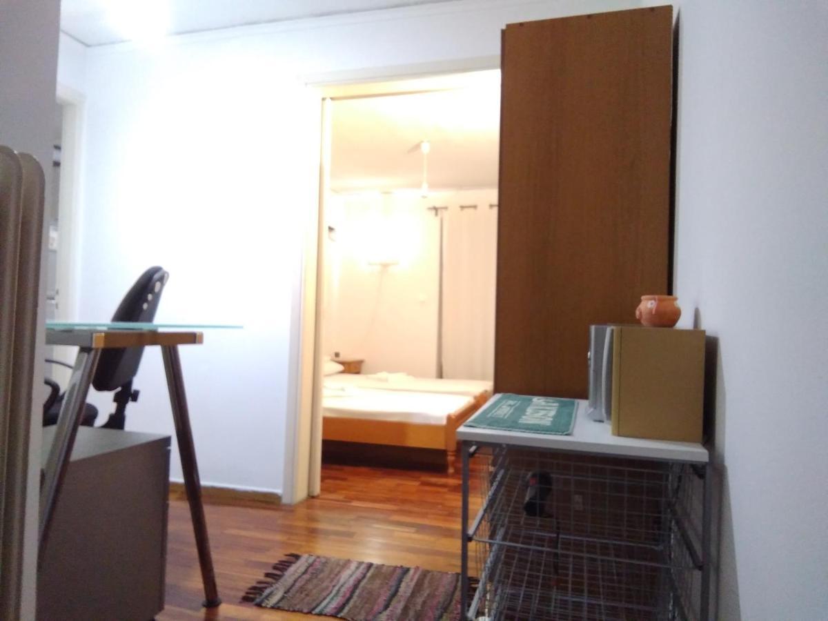 Studio In Athens Luaran gambar