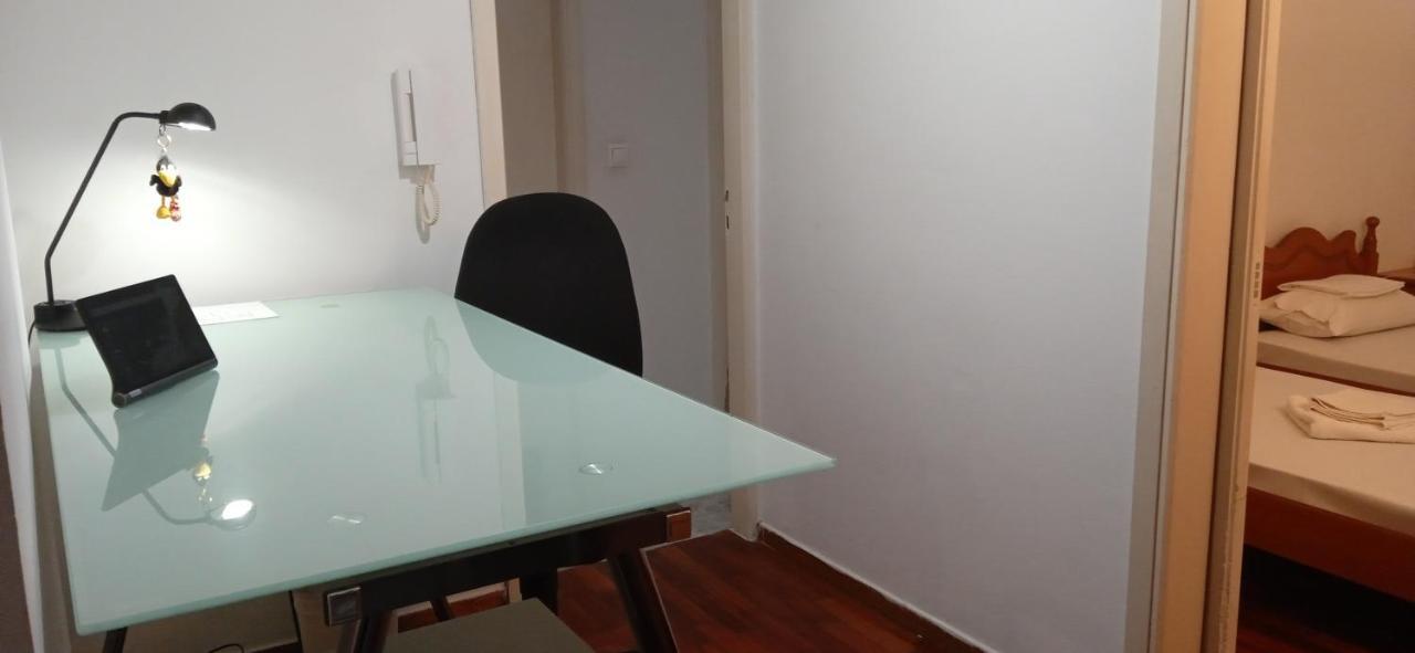 Studio In Athens Luaran gambar