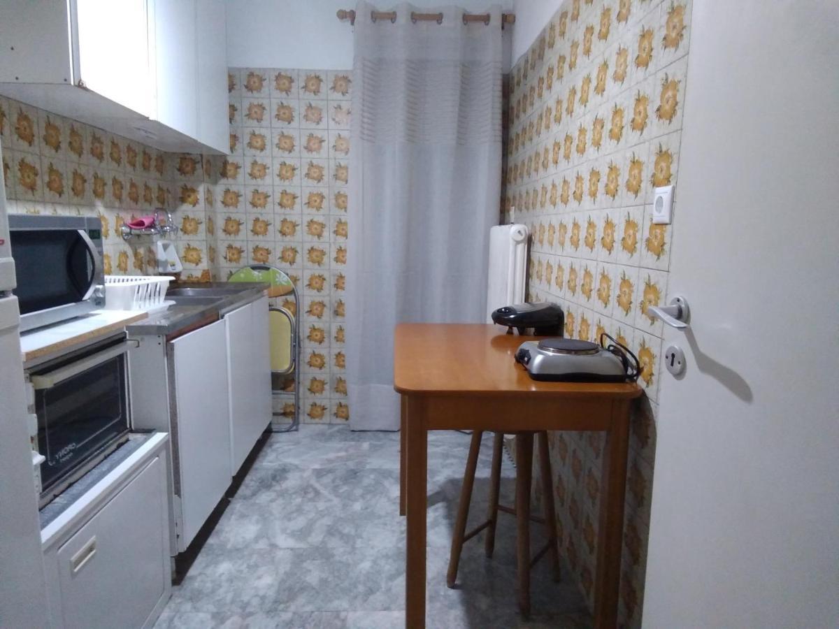 Studio In Athens Luaran gambar