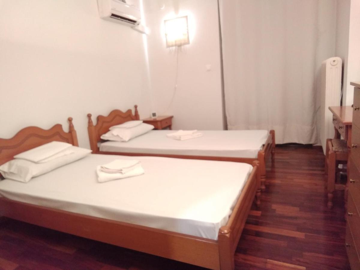 Studio In Athens Luaran gambar